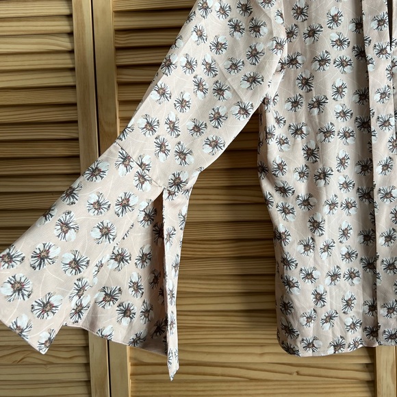 Banana Republic Long Bell Sleeve Blouse. Pink/Peach Flowy Floral Size Medium - Picture 8 of 11